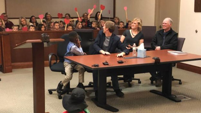 5-Yr-Old Sweetly Invites His Entire Kindergarten Class To Courtroom Hearing To Celebrate His Adoption