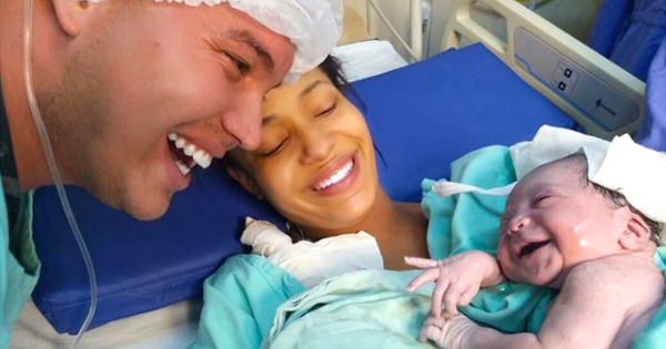 Heart-Touching Photo Shows Newborn Baby Smiling The Instant She Hears Dad’s Voice