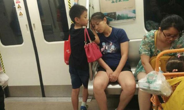 Heartwarming Photo Of A Boy Letting His Mother Use His Hand As A “Pillow” On The Train. It’s Melting The Hearts Of Netizens!