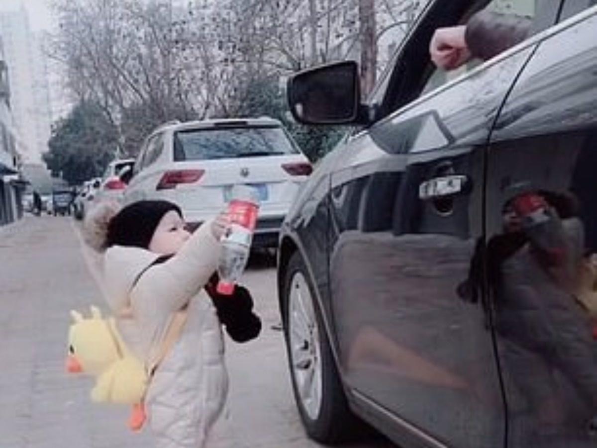 Thinking Driver Accidentally Dropped Water Bottle, 1-year-old Baby Innocently Picked It Up To Return To Him And Made Him Ashamed