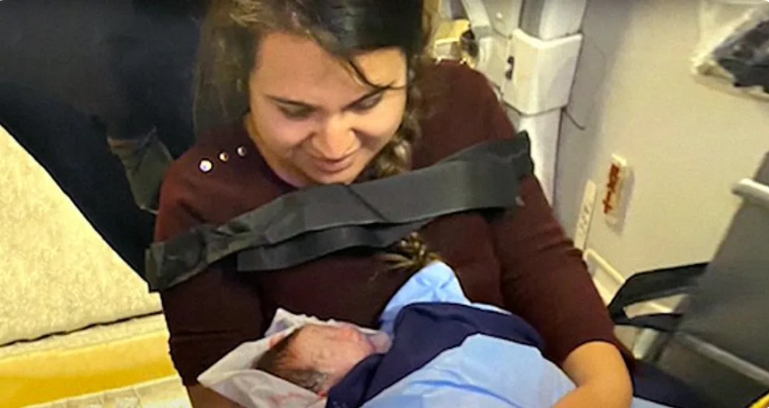 Pregnant Woman Boards Plane without Symptoms, Leaves with Her Baby in Her Arms