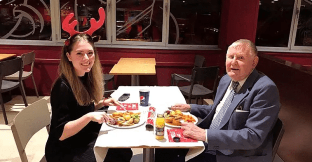 22-year-old Woman Asks 86-year-old Man on His First Date in 55 Years upon Realizing He’ll Spend Christmas Alone