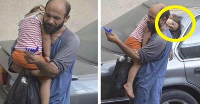 Tearful Dad Selling Pens With Daughter on the Streets. Then a Single Picture Changes His Whole Life