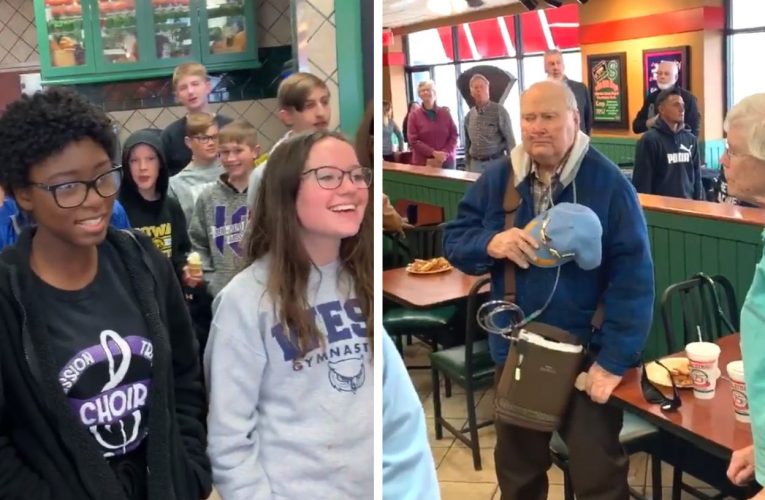 Senior Veteran Cries When Choir Of Students Stop Him In Restaurant To Sing Him The National Anthem