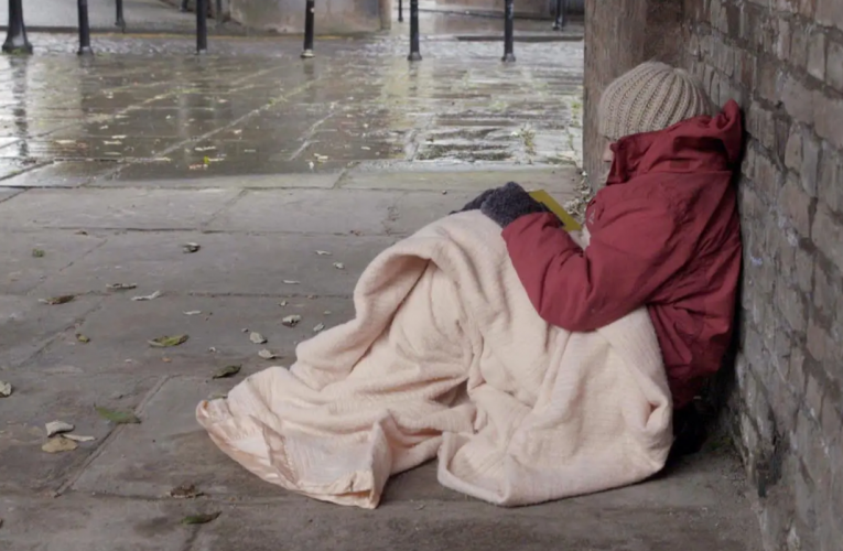 Homeless Young Woman Marries Old Man without Knowing He Is a Millionaire