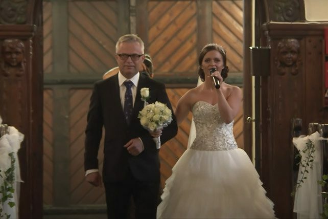 WATCH: Bride Sings to Groom “You Raise Me Up” While Walking Down the Aisle, Onlookers in Tears